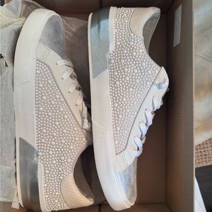 Never worn dolce vita Zina sneakers, vanilla pearl